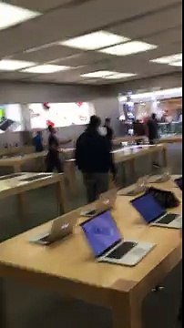 Angry customer destroys iPhones, MacBooks in French Apple store
