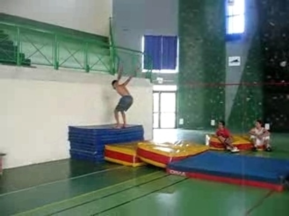 SALTO arriére grande hauteur