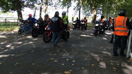 Les motards en colère manifestent