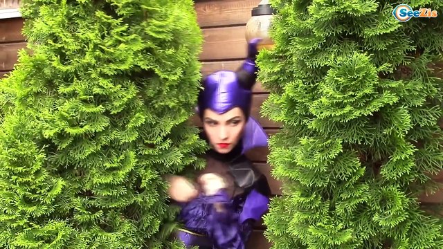 Spiderman & Frozen Elsa Saved By Doctor! w/ Pink Spidergirl, Joker, Frozen Mermaid & Maleficent :)