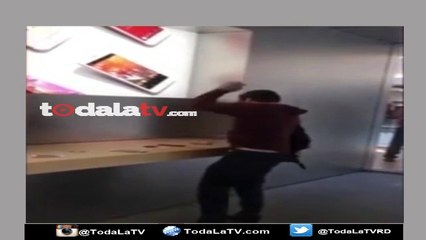 Un cliente indignado rompió todo lo que encontró en un Apple Store-Video