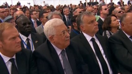 استمرار الغضب الفلسطيني على مشاركة عباس بتشييع بيريز