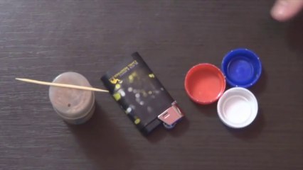 Ce qu'il s'apprête à faire avec ce bouchon de plastique vous sera indispensable dans la cuisine ou l'atelier