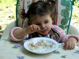 Choupy mange toute seule