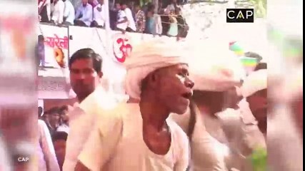 Dilini Kobra Yılan Soktu