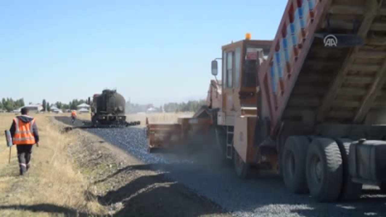 Köy Yolları Asfaltlanıyor