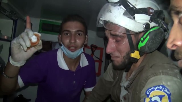 Ce secouriste syrien retrouve un bébé en vie dans les décombres et termine en pleurs!