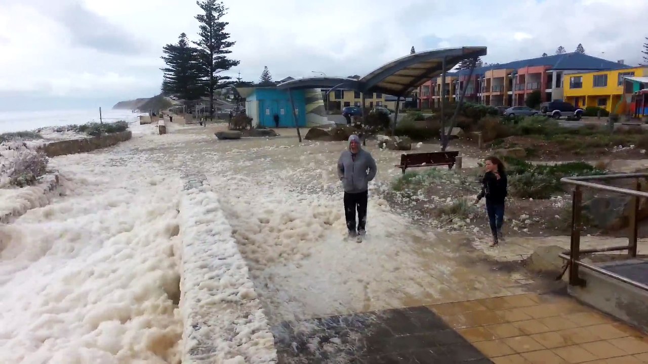 Quand la mer se transforme en tapis de mousse et recouvre toute la cote... Australie