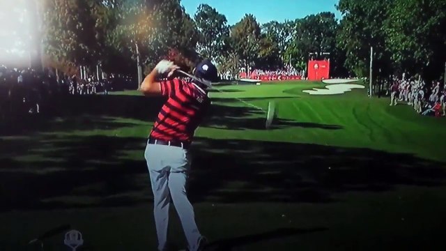 Regardez où la balle de ce golfeur a atterri ! Incroyable