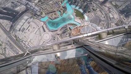 Il balance son iPhone 7 depuis le sommet du plus haut gratte-ciel du monde