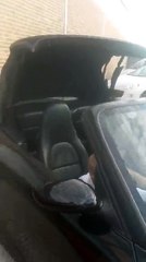 Tout content notre fils qui appuie sur le bouton pour fermer la capote de la Porsche