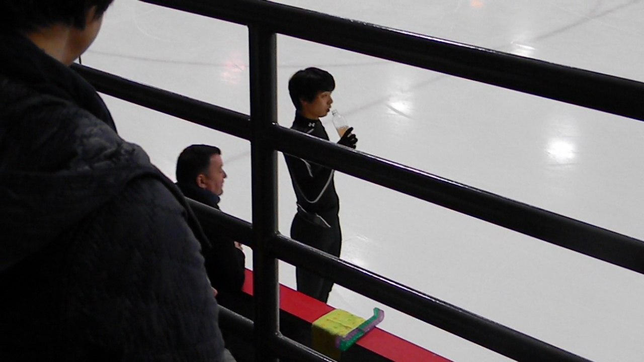 Autumn Classic International 2016 - Yuzuru Hanyu removing his shirt during practice