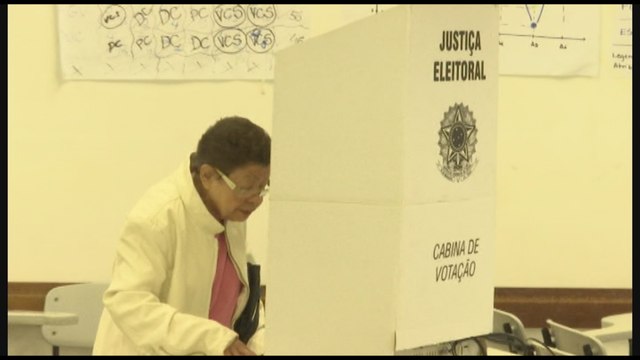 Colegios electorales abren para comicios municipales en Brasil
