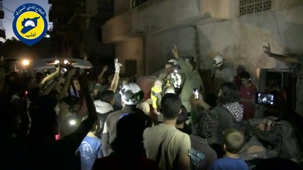 والد يروي تفاصيل انقاذ طفلته من تحت الركام بعد غارة في ادلب