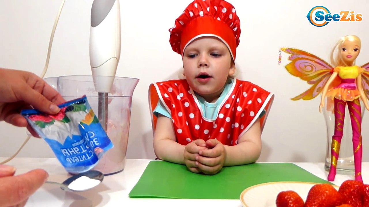 Видео для детей. Фея Винкс и Повар Ника готовят Творожно-Клубничный Десерт. Winx Fairy