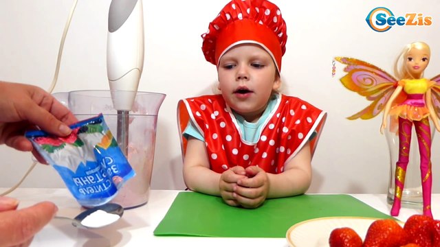 Видео для детей. Фея Винкс и Повар Ника готовят Творожно-Клубничный Десерт. Winx Fairy