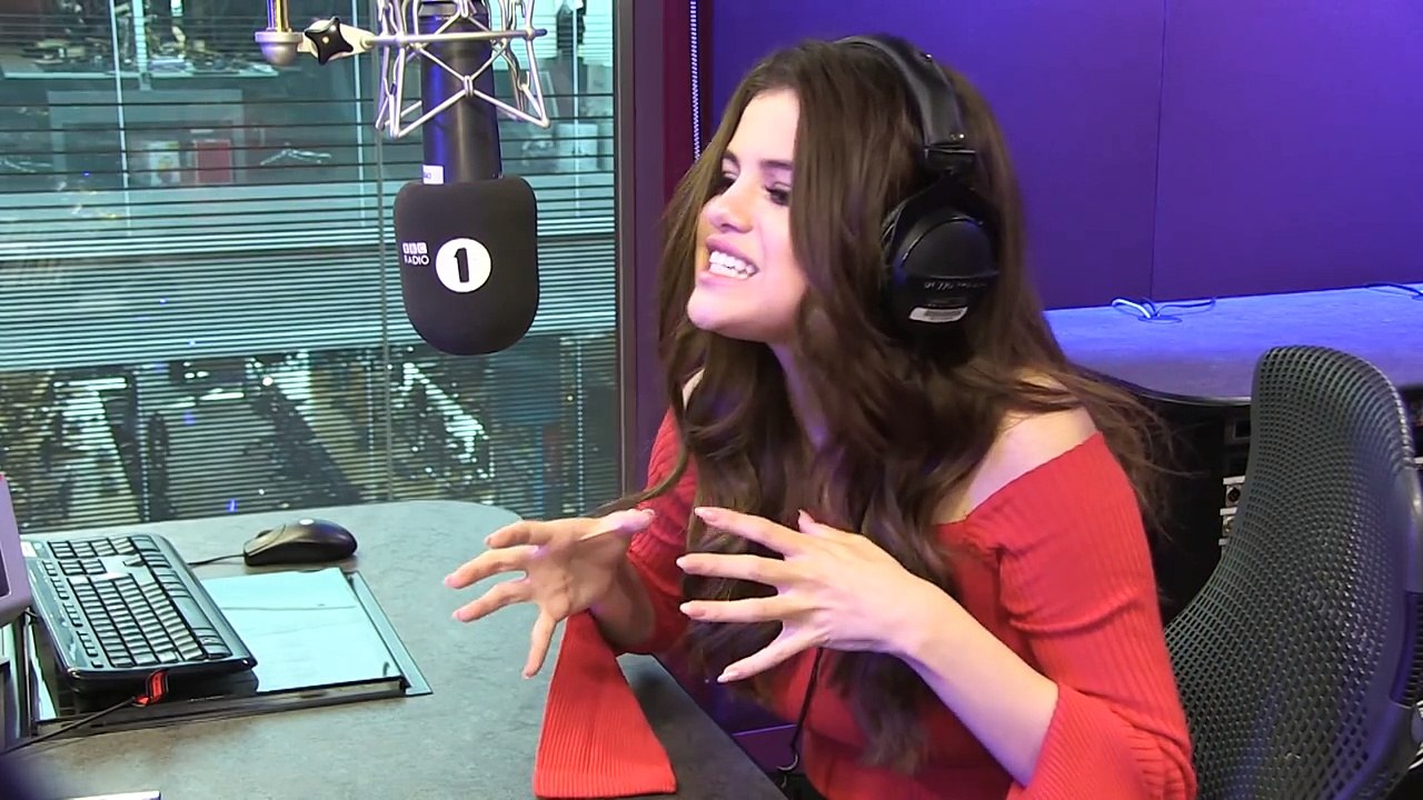 Selena Gomez Reacts To British Chat Up Lines