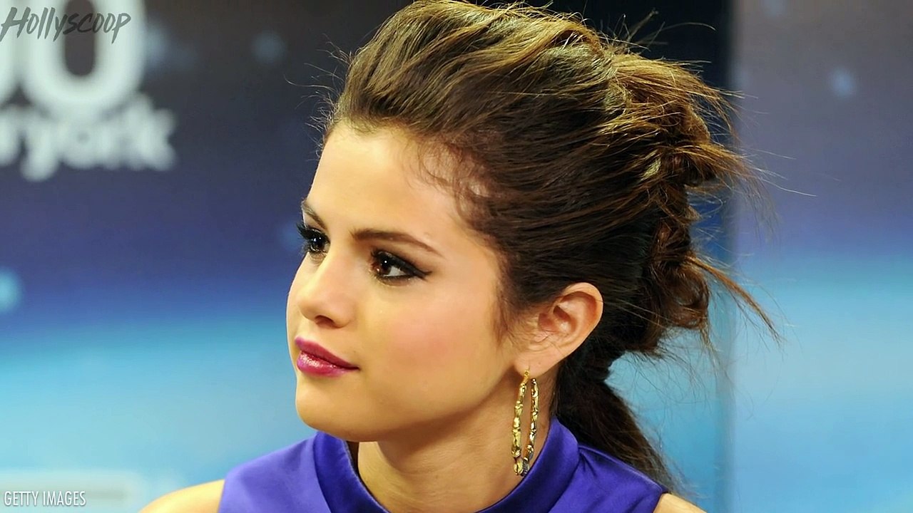 Selena Gomez Checks Into Rehab
