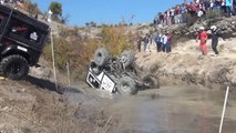 Kaza Yapan ve Suya Devrilen Aracın Pilotu, Boğulma Tehlikesi Geçirdi