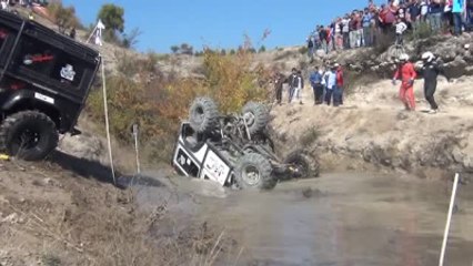 Kaza Yapan ve Suya Devrilen Aracın Pilotu, Boğulma Tehlikesi Geçirdi