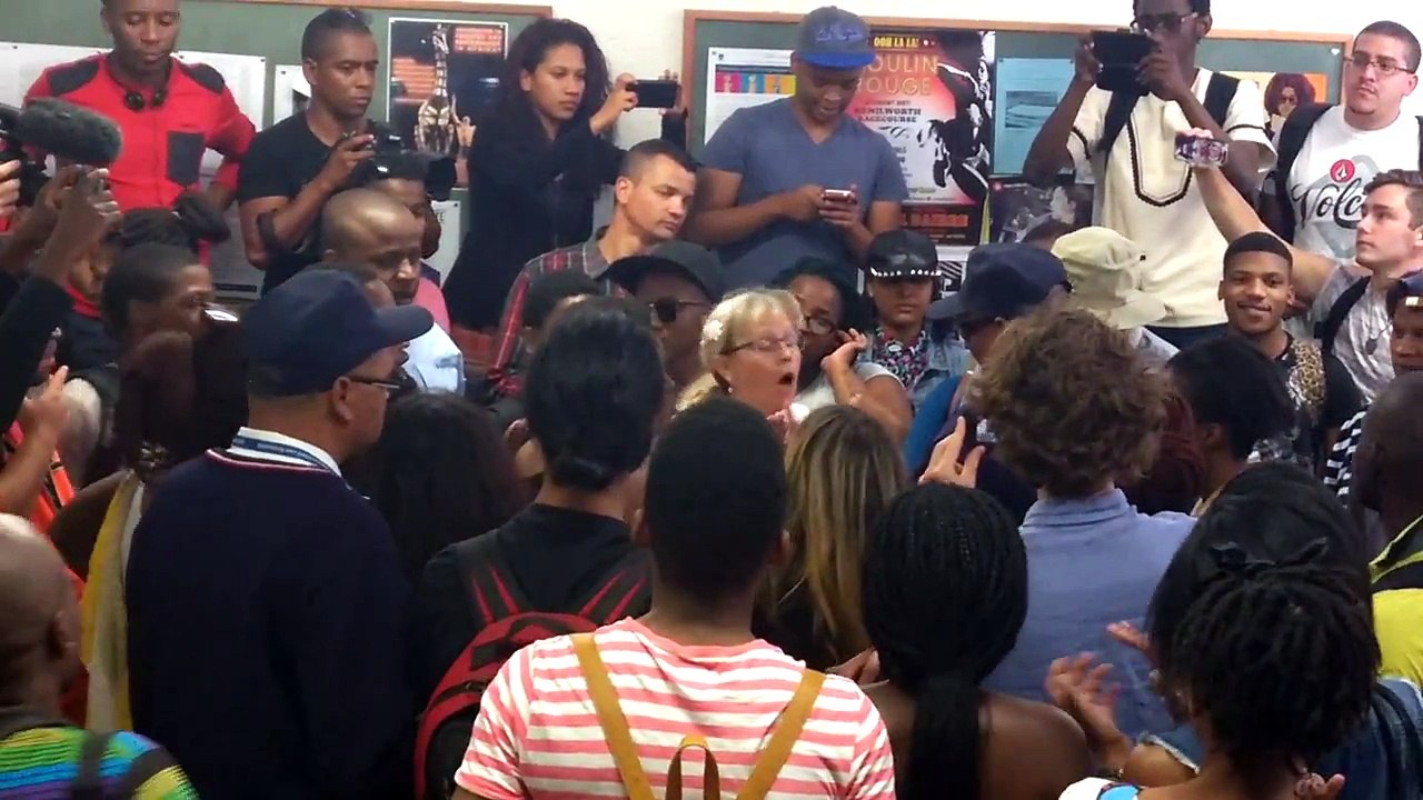 UCT students march to Beattie Building upper campus (video 2)