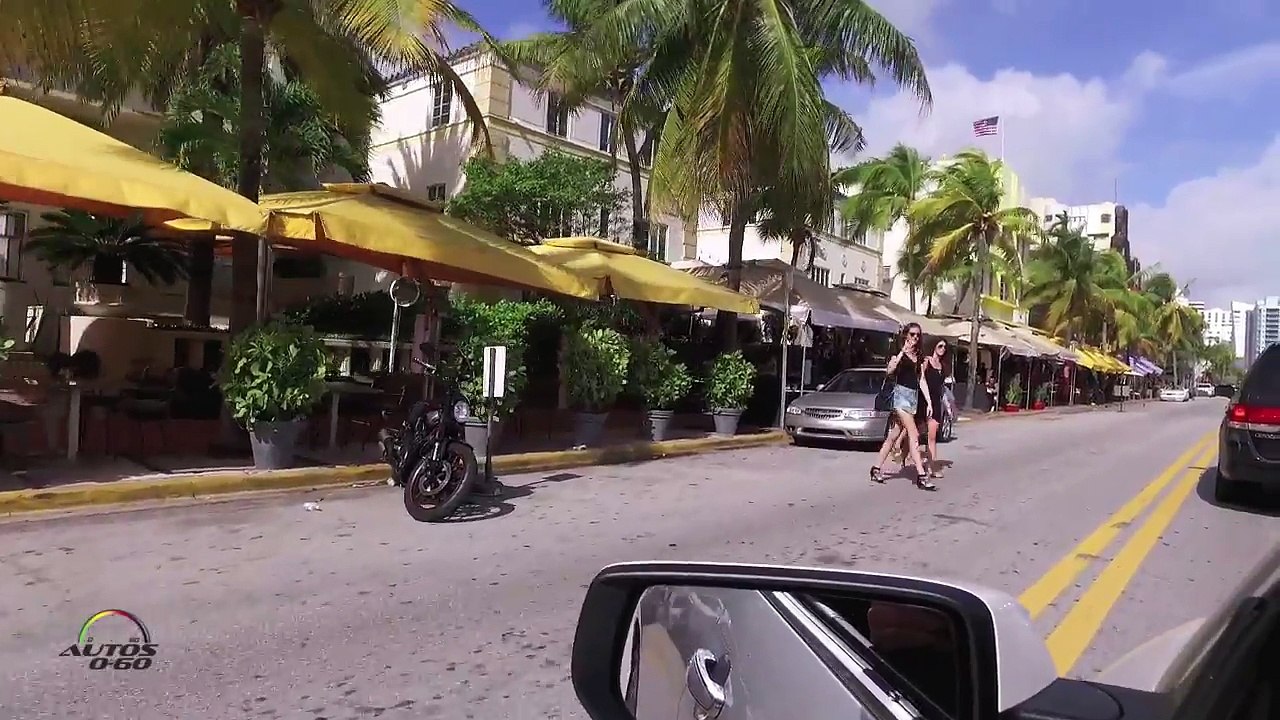 Christmas morning drive Ocean Dr. Miami Beach - People and car watching