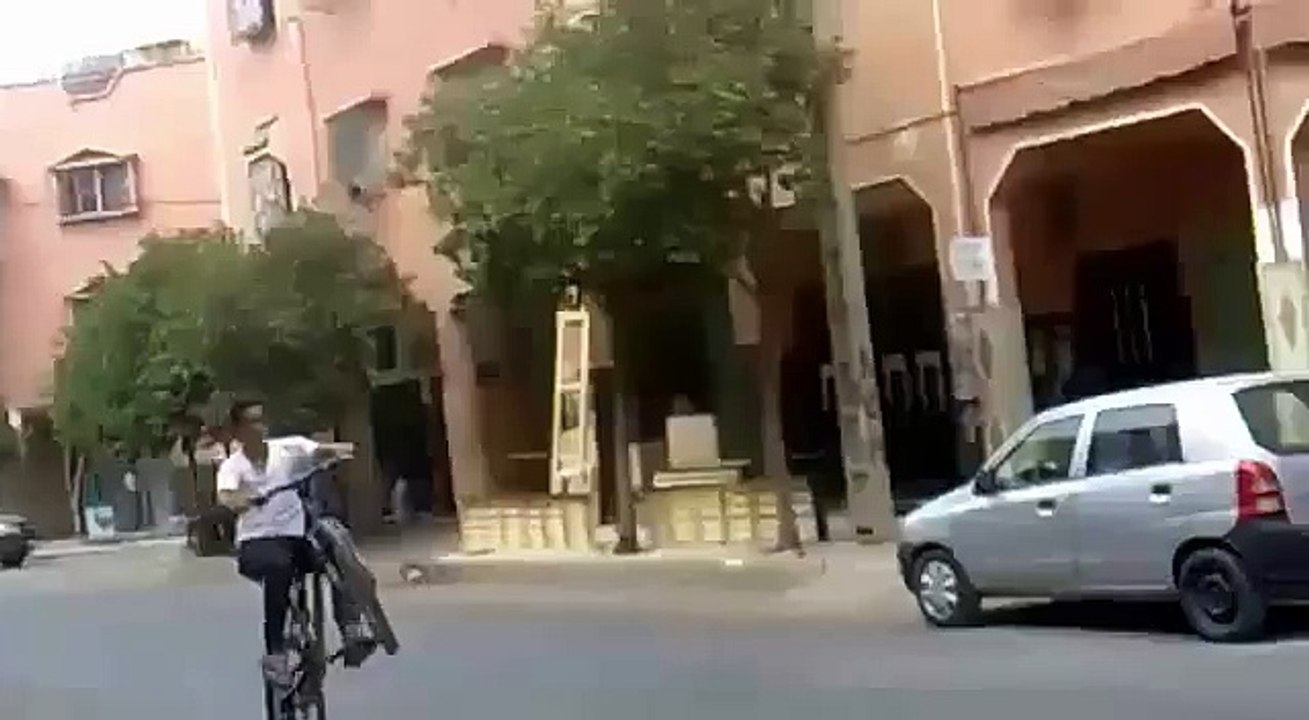 amine stunter : mini bike stunt [ stunt - marrakech - morroco ]