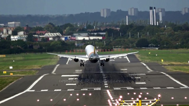 Double tentative d'atterrissage d'un avion par grand vent en Angleterre