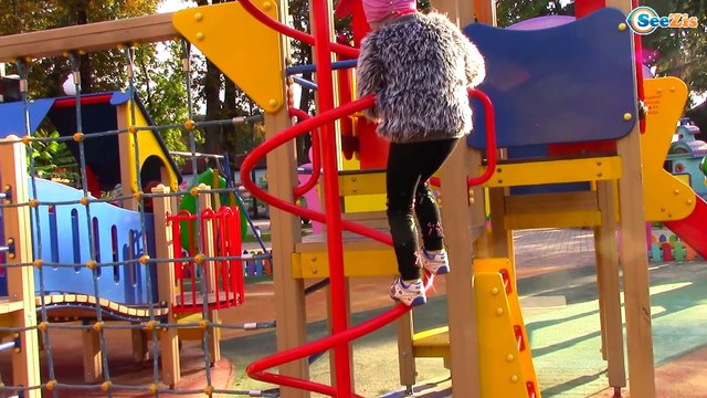 ВЛОГ БОЛЬШАЯ ДЕТСКАЯ ПЛОЩАДКА Гуляем с Хелло Китти Замок для детей Hello Kitty Toys