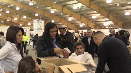 الكولومبيون يرفضون اتفاق السلام مع المتمردين اليساريين