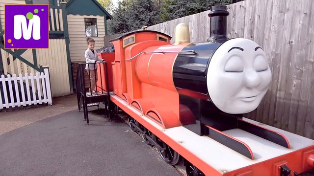 Паровозик Томас Макс и Катя в парке развлечений Летающий трамвай и Американские горки в вагонах и на машинках видео