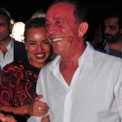 Ali Ağaoğlu'nu Balerin Sevgilisi Öpücüklere Boğdu
