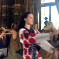 How to rock a show ? With a dancing finale ! @stellamccartney #StellaMcCartney #PFW