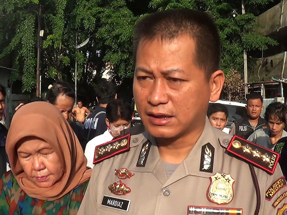 MEDAN - GREBEK KAMPUNG NARKOBA DUA PNS DITANGKAP - PART 3