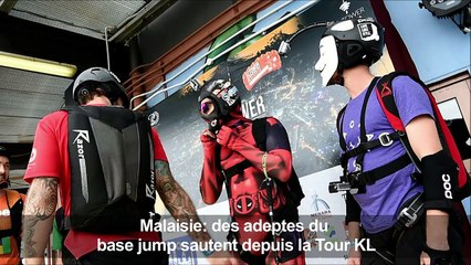 Malaisie: des adeptes du base jump sautent depuis la Tour KL