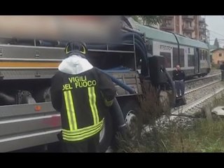 Gazzada (VA) - Scontro fra treno e camion ad un passaggio a livello (30.09.16)