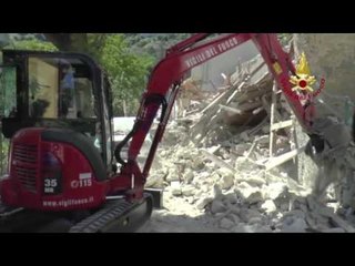 Pescara del Tronto - Riapertura strada con sgombero auto (31.08.16)