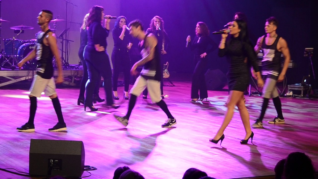 Ecma et les danseurs hi-hop du groupe In6dance Crew ( Best of tour des artistes des émissions The Voice Castel 01.09.16)