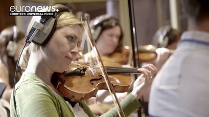 65μελής ορχήστρα κλασικής μουσικής ερμηνεύει house επιτυχίες