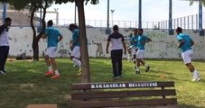 İzmirsporlu Futbolcular Parkta Isınarak Maça Çıktı