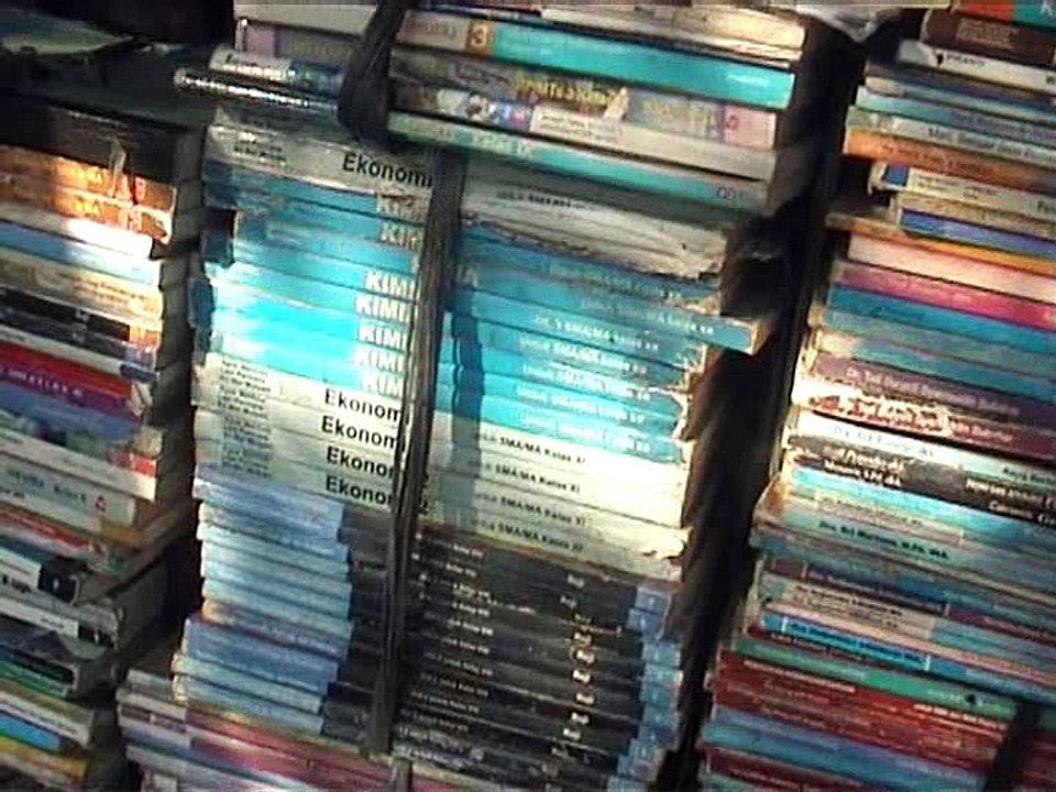 MEDAN - PASAR BUKU DIPADATI PEMBELI - PART 1