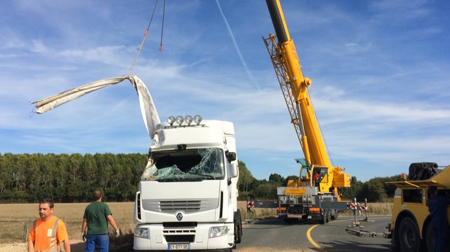 Un camion se renverse près de Challans