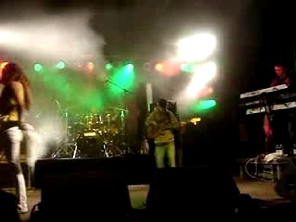 ce'cile live beim Reggae Jam mit verrücktem tänzer
