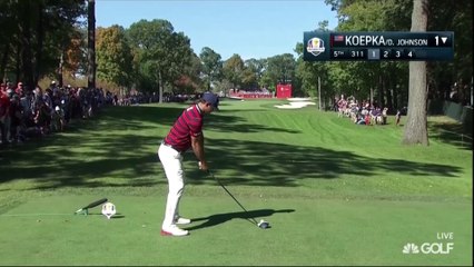 Une balle de golf atterrit sur le sac à dos d'un spectateur