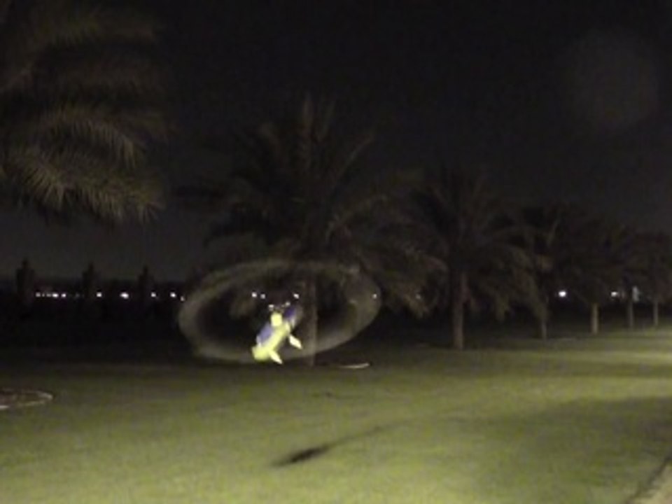 Cet hélicoptère télécommandé est complètement FOU à Piloter !