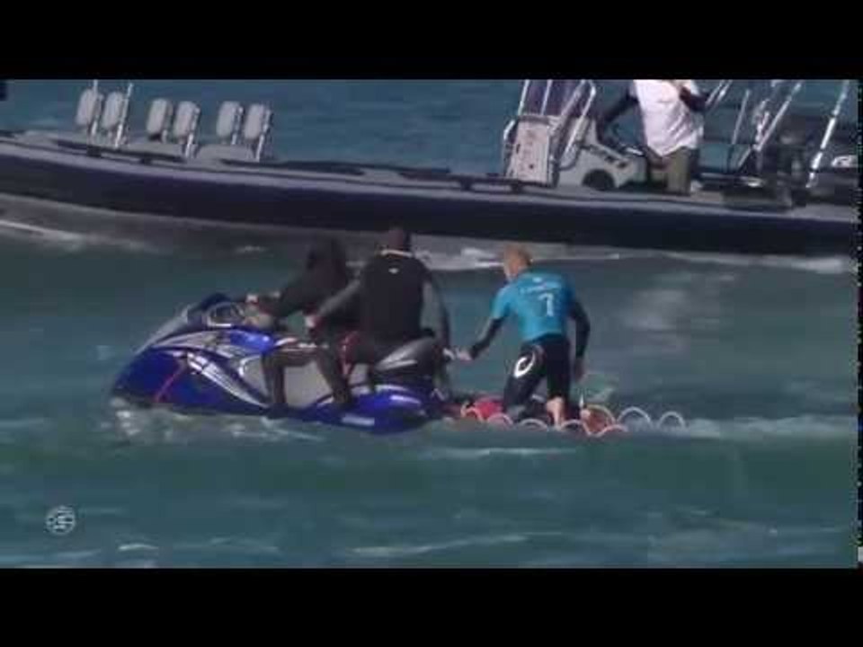 Mick Fanning attaquÃ© par un requin en finale du J Bay Open-Shark attack video