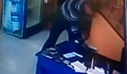 Çalışanın dalgınlığından yararlandı paraları böyle çaldı