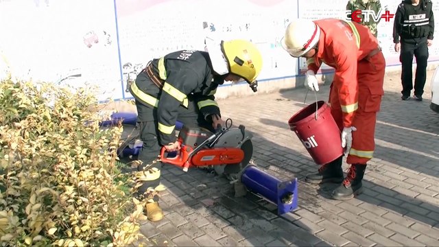 Des pompiers délivrent un chat coincé dans un poteau de panier de basket