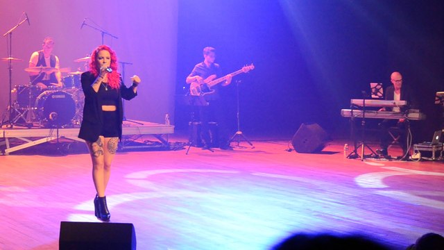 Manon (Best of tour des artistes des émissions The Voice au Castel samedi 1er octobre 2016)