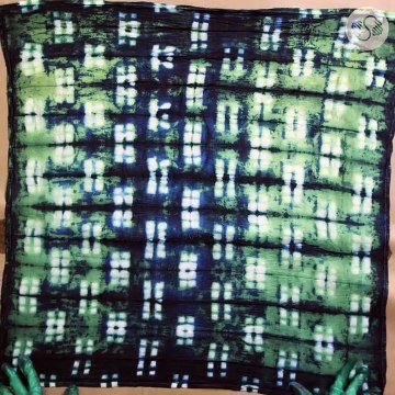 Elle plie un bout de tissu et place des épingles deux par deux! Quand elle retire les épingles! WOW! - Bricolages - Trucs et Bricolages